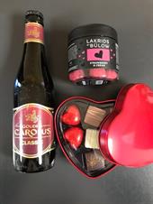 Sød gaveæske med Øl, Love Lakrids & Fyldt Chokolade i hjerteæske